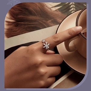 Nahaufnahme des S925 Sterlingsilber Schneeflockenrings mit Zirkonia am Finger