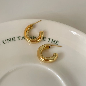 French style S925 sterling silver golden C-shaped hoop earrings with polished finish