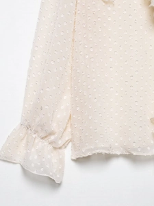 Detailansicht der weißen Tüllbluse mit 3D-Punkten und eleganten Volant-Ärmeln