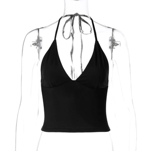 Détail d'un crop top noir dos nu avec décolleté en V profond sur un mannequin transparent