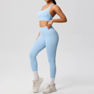 Conjunto de yoga azul cielo para mujer con mallas de cintura alta y sujetador deportivo