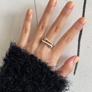 Minimalistischer S925 Silberring mit unregelmäßigem Gold- und Silber-Zweifarben-Streamline-Design