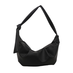 Grande borsa hobo nera in morbida pelle con tracolla annodata e trama martellata per donna