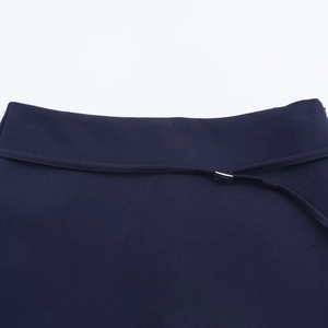Détail de la taille du short-jupe bleu foncé avec ceinture fine et boucle argentée