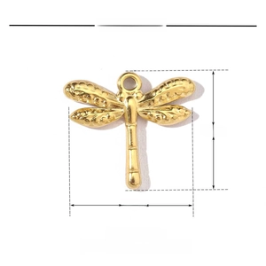 Dettaglio del ciondolo a libellula in acciaio dorato con misure di 20mm per 18mm