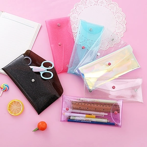 Minimalistisches, laser-transparentes PVC-Mäppchen mit Druckknopf und Glitzer