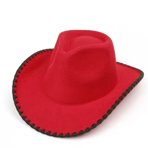 Chapeau de cowboy en feutre rouge foncé avec couture noire sur le bord et calotte classique