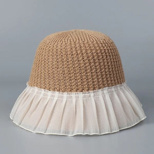 Detailansicht eines Strohhuts mit zarten weißen Chiffon-Rüschen am Rand für Damen