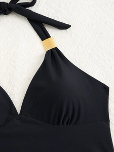Top tankini nero con scollo a V, dettaglio anello dorato metallico e design arricciato