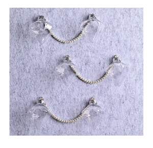 Dettaglio di ornamenti in PET trasparente a rombo con catenelle di perle eleganti