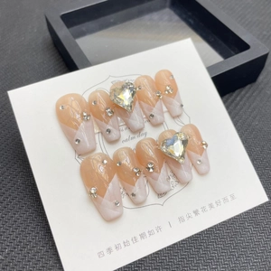 Faux ongles marbrés dégradé rose avec strass et décorations de pierres en cœur