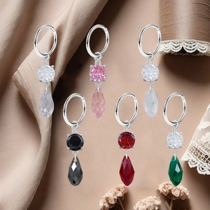 Boucles d'oreilles pendantes en zircon goutte d'eau multicolores sur satin beige