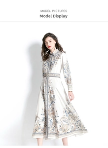 Detailansicht des Retro-Paisley-Kleides mit Reverskragen und Laternenärmeln am Modell