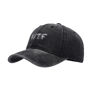 Casquette vintage en coton lavé noir avec broderie WTF blanche, vue sous un angle de 45 degrés