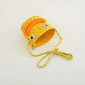 Gros plan d'un sac en paille jaune pour enfants avec un design de canard mignon