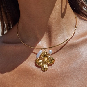 Elegant 18K gold-plated choker necklace with flower pendant and irregular pearls for women