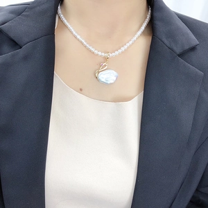 Collier avec pendentif cygne en perle baroque et perles d'eau douce blanches élégantes