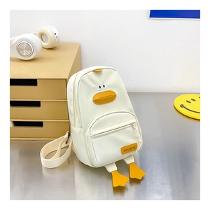 Dettaglio della graziosa borsa a tracolla bianca per bambini a forma di papera