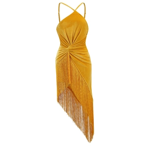 Détail de la robe en velours jaune avec bretelles croisées et ourlet asymétrique à franges