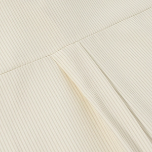 Vue macro détaillée de la texture du tissu beige rayé et de la couture piquée