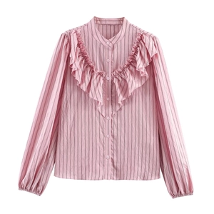 Damenbluse mit rosa Streifen, Laternenärmeln und elegantem Rüschenbesatz am V-Ausschnitt