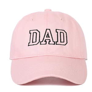 Gros plan détaillé de la casquette rose en coton avec broderie DAD noire sur le devant