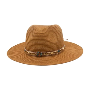 Détail d'un chapeau de paille marron foncé avec ruban ethnique perlé et chaînes en métal