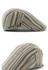 Gros plan du béret rayé rétro montrant la texture tissée et la boucle en bronze