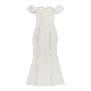 Detailansicht eines weißen Off-Shoulder-Kleides mit Eyelet-Stoff und Rüschenbesatz