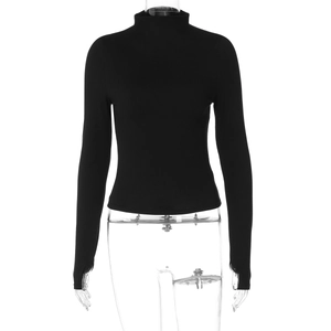 Gros plan d'un crop top noir ajusté en maille côtelée avec manches longues et col haut