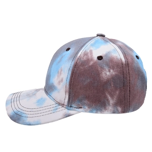 Détail d'une casquette tie-dye bleue et marron avec visière incurvée et œillets