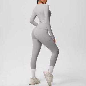 Vue détaillée d'un ensemble de yoga avec poche latérale et coupe ajustée en tissu gris