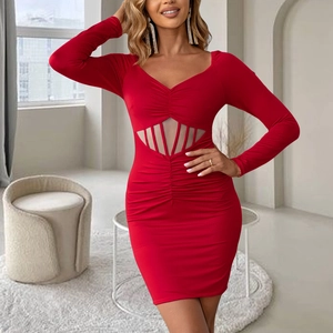 Robe rouge élégante à manches longues, col en V, découpes en résille et coupe ajustée