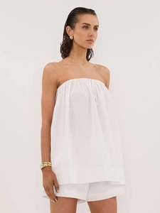 Détail du haut bustier blanc avec design élastique froncé et texture en coton et lin