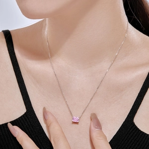 Gros plan d'un collier en argent avec zircon rose taille coussin porté par un mannequin