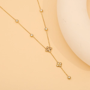 Vue détaillée du collier en Y plaqué or 18K avec pendentif fleur et zircons brillants