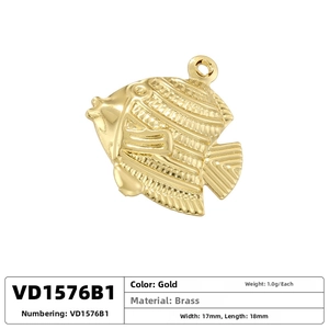 Détail d'un pendentif poisson tropical doré 17x18mm en laiton avec motifs écailles fins