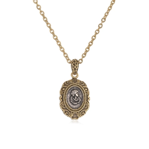 Détail d'un pendentif pièce romaine vintage avec relief Athena et chaîne en bronze vieilli