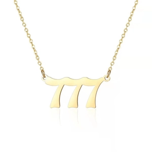Détail du collier en acier inoxydable doré 18K avec pendentif chiffre 777
