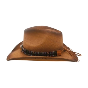 Détail d'un chapeau de paille de cowboy marron avec bande ethnique et glands en cuir