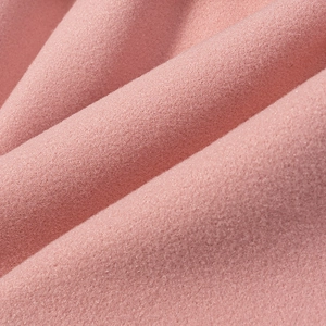 Vista dettagliata della trama del tessuto di lana rosa e della finitura in morbido peluche
