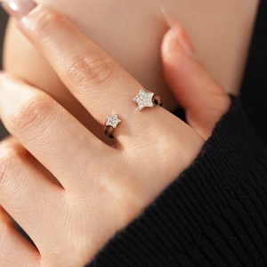 Vue détaillée d'une bague étoile en argent avec zircons brillants portée à la main
