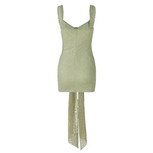 Dettaglio della cerniera invisibile sul retro e dei nastri di pizzo verde del vestito