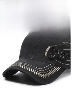Dettaglio della visiera del cappello con cuciture a zigzag e ricamo 3D rilievo