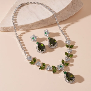 Antikes Silberschmuckset mit grüner Tropfen-Halskette und floralen Blatt-Ohrringen