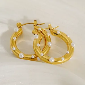 Elegante 18K vergoldete Edelstahl Creolen mit weißen Perlen für Damen im Retro Stil