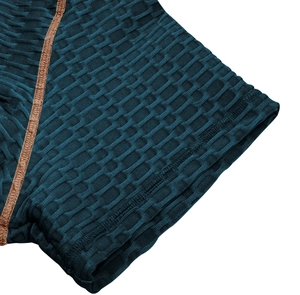 Détail du tissu de sport bleu marine avec texture en nid d'abeille et coutures marron