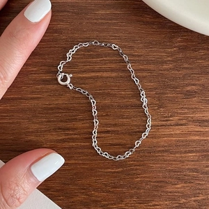 Minimalist S925 sterling silver heart-shaped chain bracelet with spring ring clasp