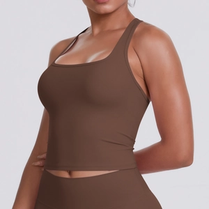 Vue latérale du débardeur de sport marron dos nageur avec coupe ajustée et tissu extensible