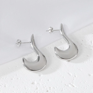 Détail des boucles d'oreilles croissant en forme de U en acier inoxydable poli argent